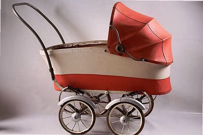 alter Puppenwagen Kinderwagen DDR Top Deko Spielzeug rot Vintage