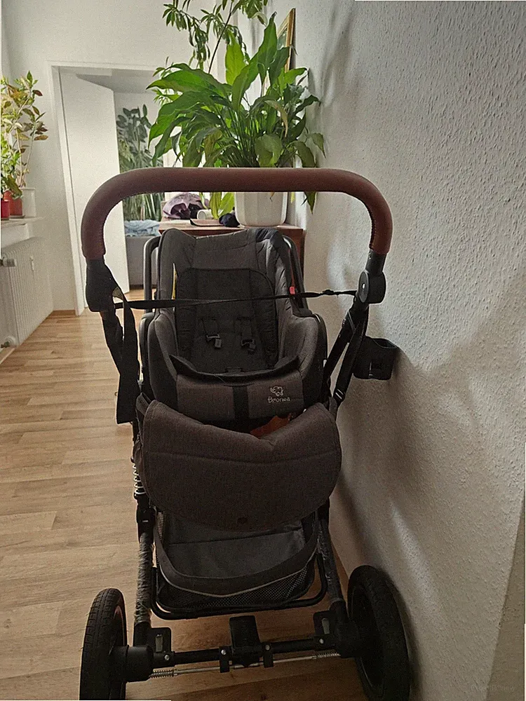 Bronea,Grau , 1 jahr Benutzt. Habe Geschwister Kinderwagen Gekauft .