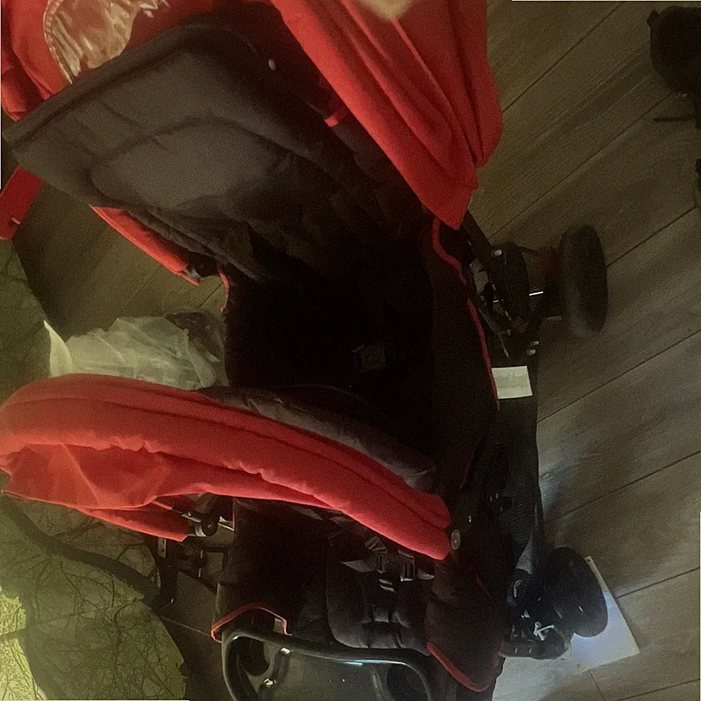 Buggy Zweisitzer Rot/Schwarz faltbar, verstellbare Rückenlehne, Gurt, Ablage