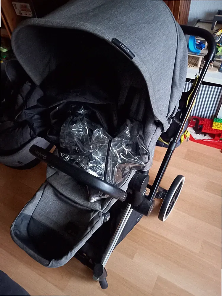 Cybex Kinderwagen und Zubehör.3 Aufsätze einer fürs Auto nutzbar.