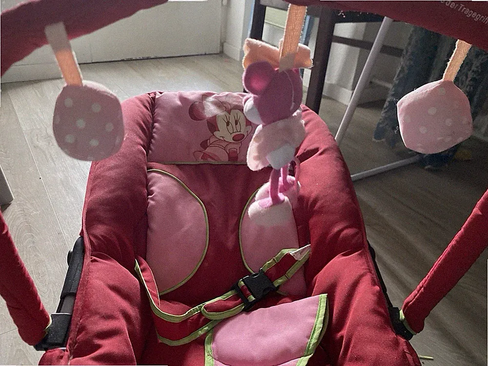 Disney Minnie Mouse Wippe rot/rosa mit Gurt und Spielbogen