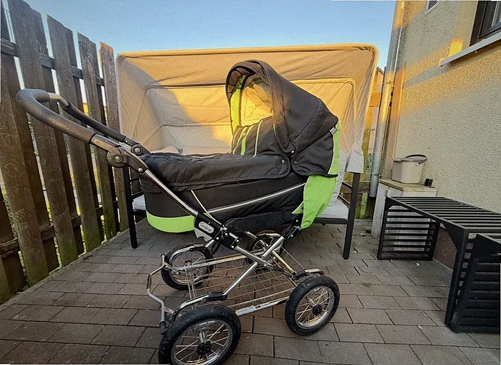 Emmaljunga Kombikinderwagen mit viel Zubehör und ein Maxicosi in schwarz
