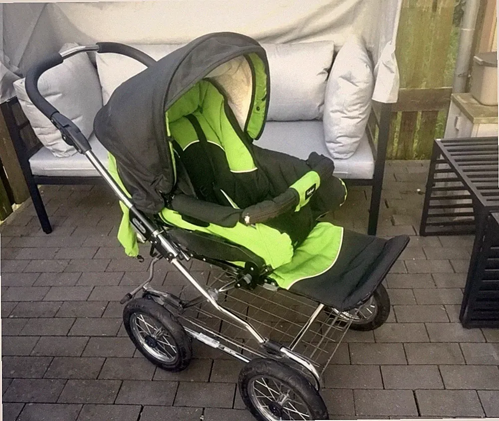 Emmaljunga Kombikinderwagen mit viel Zubehör und ein Maxicosi in schwarz