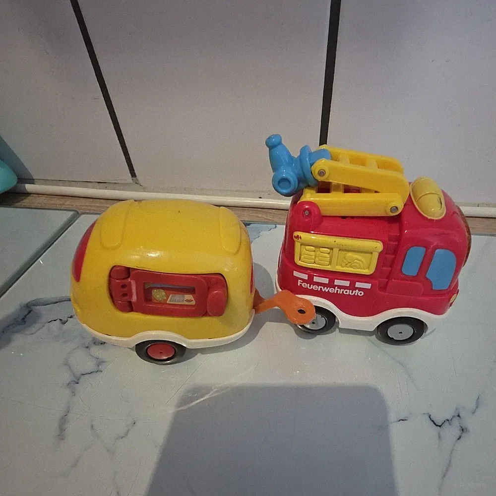 Feuerwehrwagen Spielzeugauto für Kleinkinder mit Anhänger (Wohnwagen) rot/gelb
