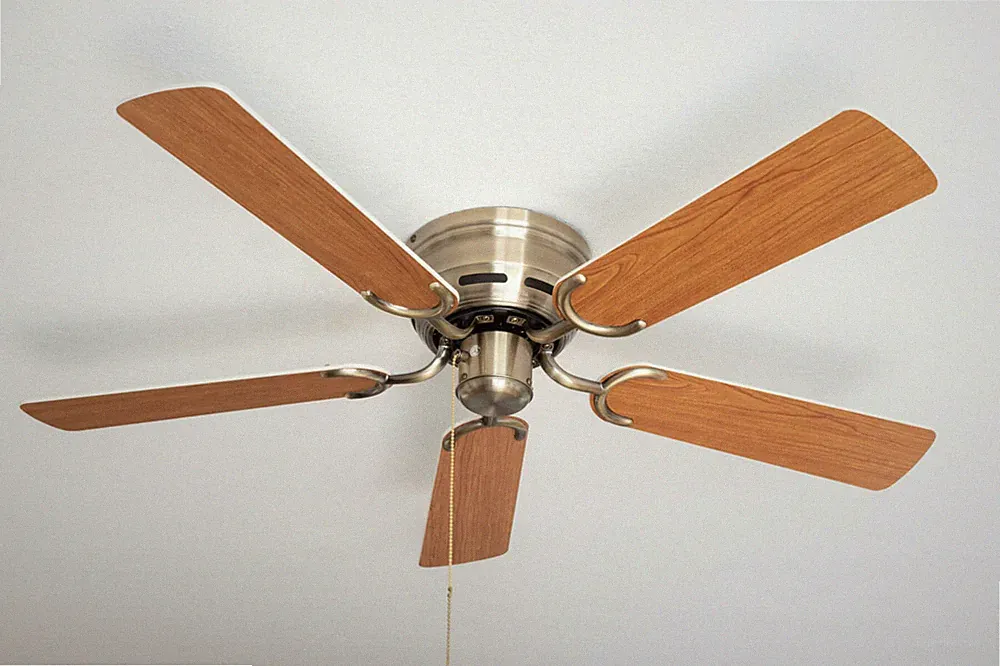 Flacher Deckenventilator mit Zugkette Kisa Messing 105 cm Flügel Ahorn & Weiß