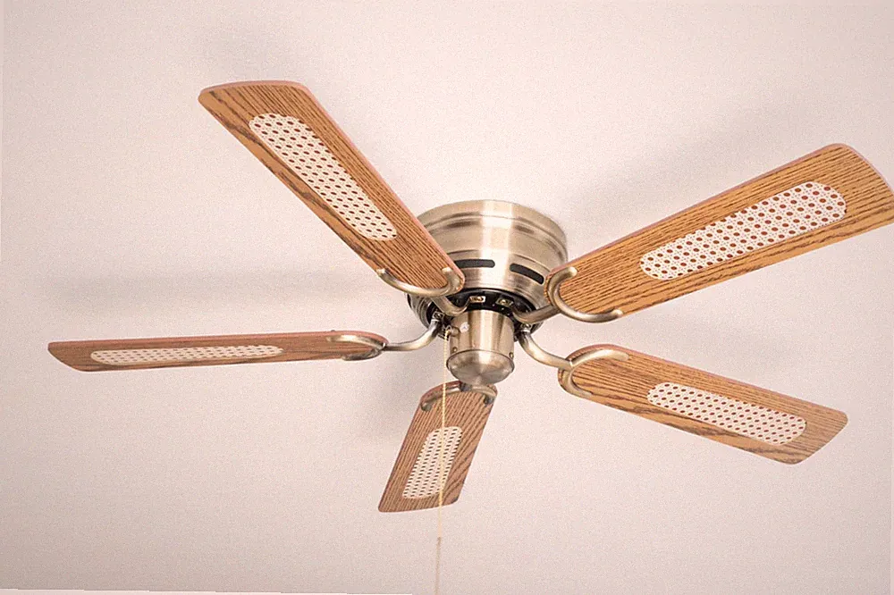 Flacher Deckenventilator mit Zugkette Kisa Messing 105 cm Flügel Eiche & Walnuss