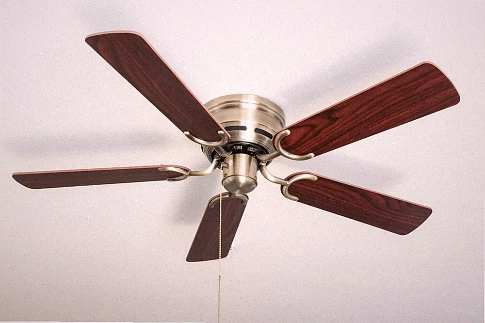 Flacher Deckenventilator mit Zugkette Kisa Messing 105 cm Rosenholz / Walnuss