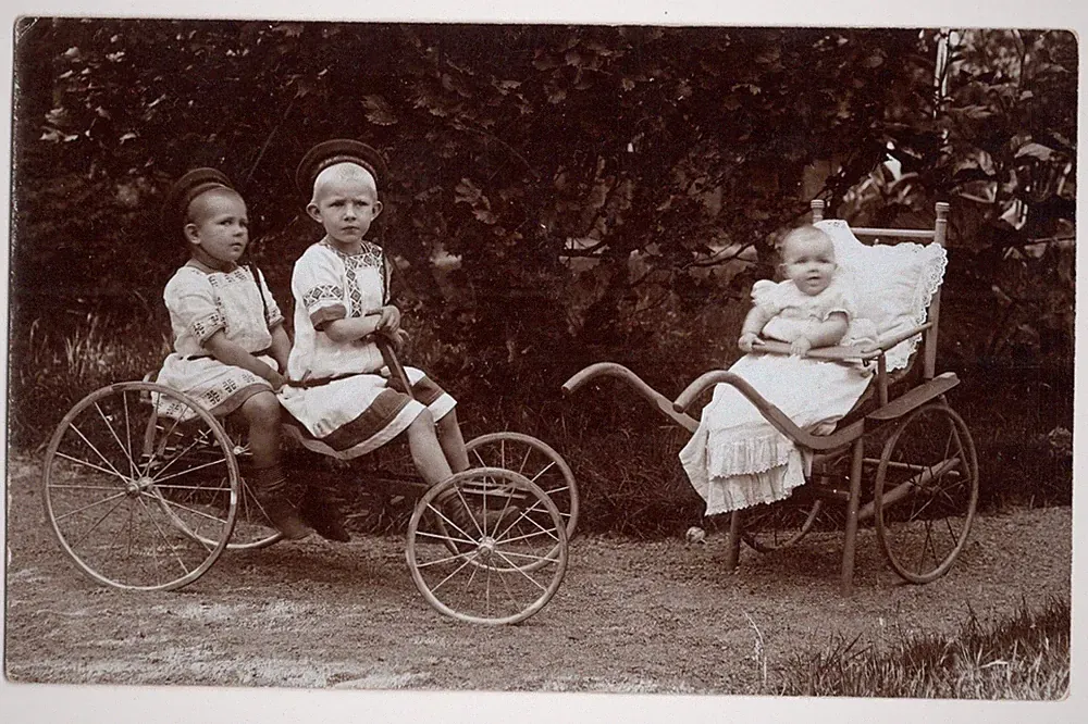 Foto AK Kinder Rad Hochrad Kinderwagen um 1910 3 Geschwister Steinmeyer (B2152)