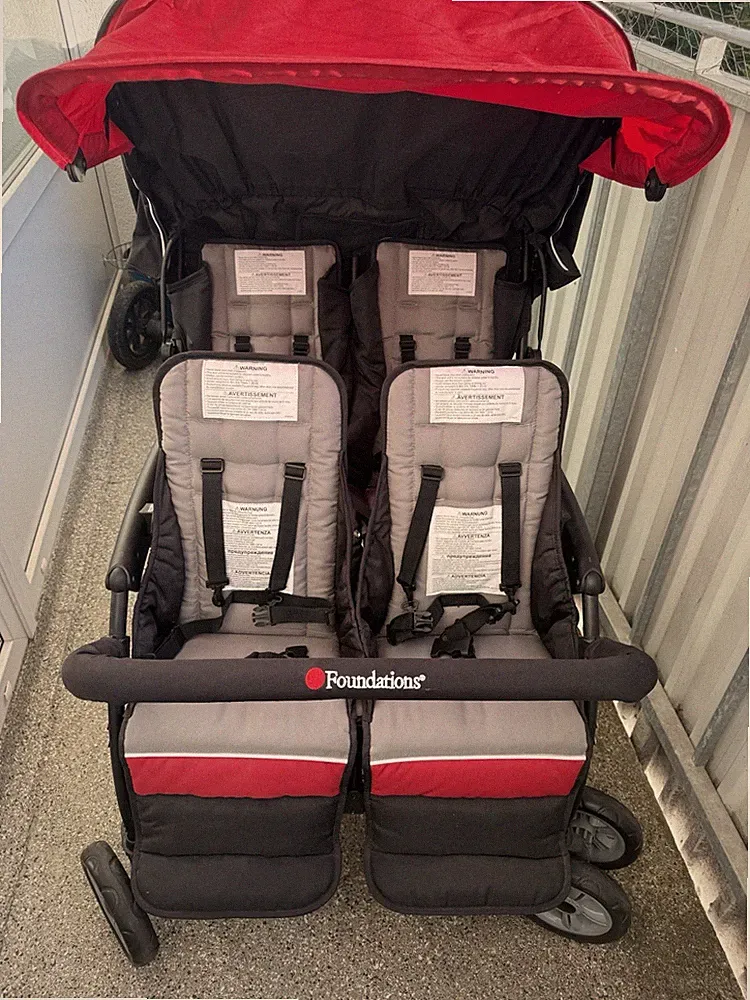 Foundations 4-Sitzer Kinderwagen (Krippenwagen,Kindertagespflege,4 Kids Buggy)