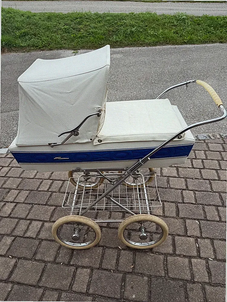 Franconia Kinderwagen,Farbe weiß/blau,mit Fellsack ,aus dem Jahr 1969