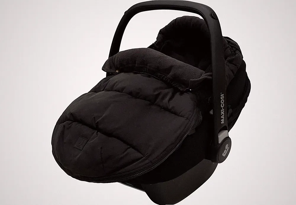Fußsack Puffed - Schwarz - Für Babyschale Kinderautositz Gruppe 0+ und K