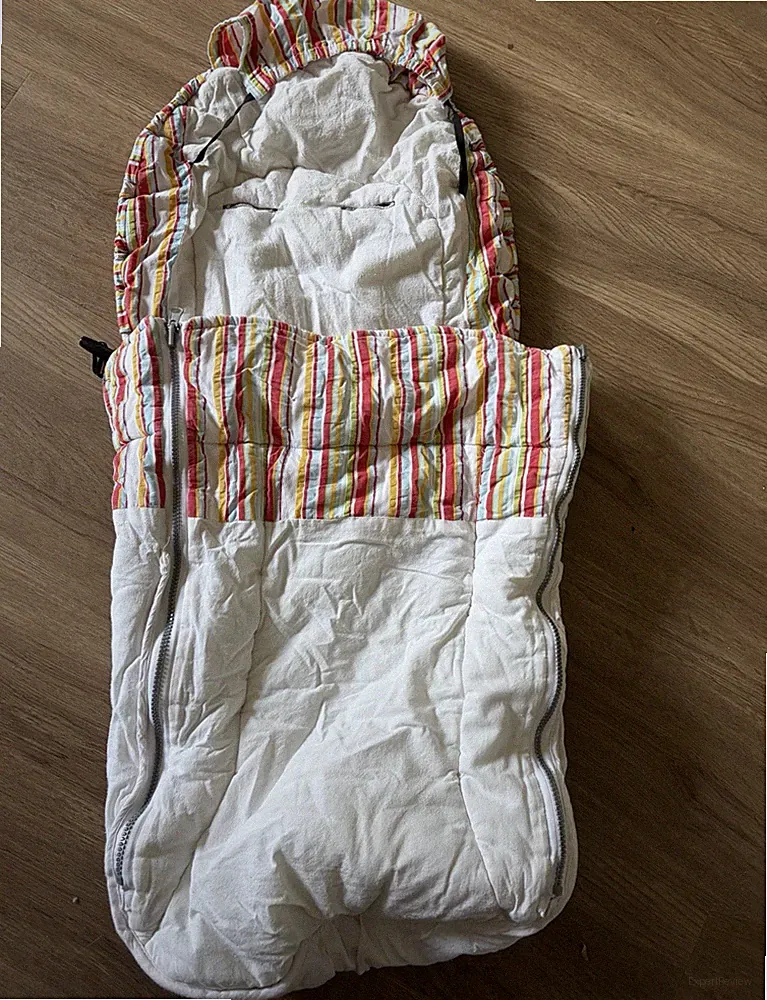 Gepolsterter Kinderwagen-Fußsack weiß mit bunten Streifen, mehrfarbig