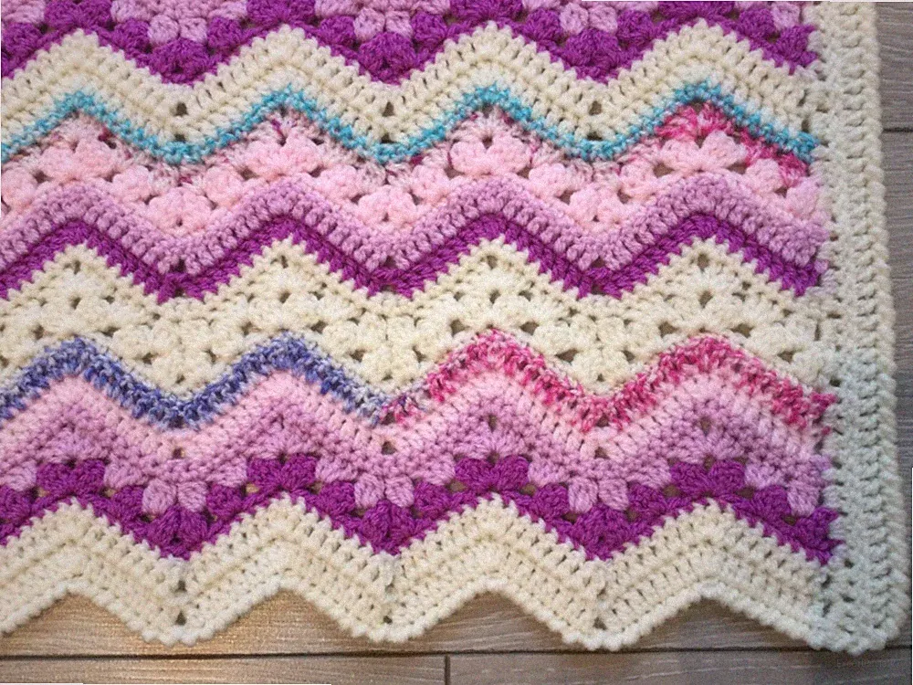 Handgefertigte gehäkelte Babydecke in creme/lila/rosa Acrylgarn