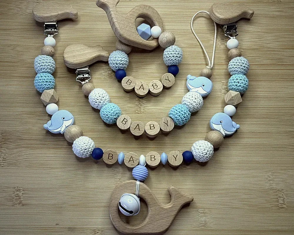 Holzwal Set Schnullerkette mit Name für Jungen und Mädchen weiß und blau farbe