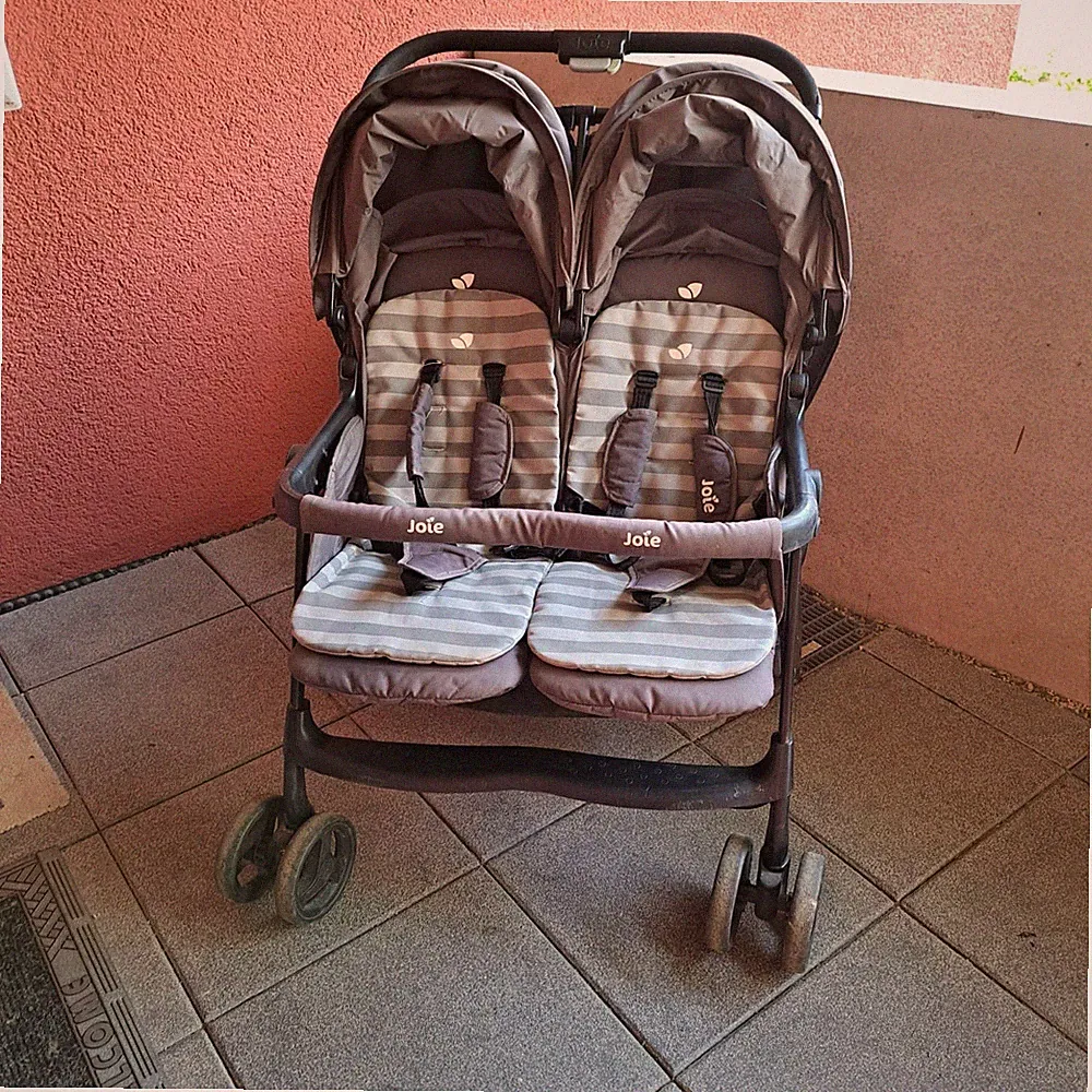Joie Aire Zwillingskinderwagen Inklusive passendem Regenschutz.