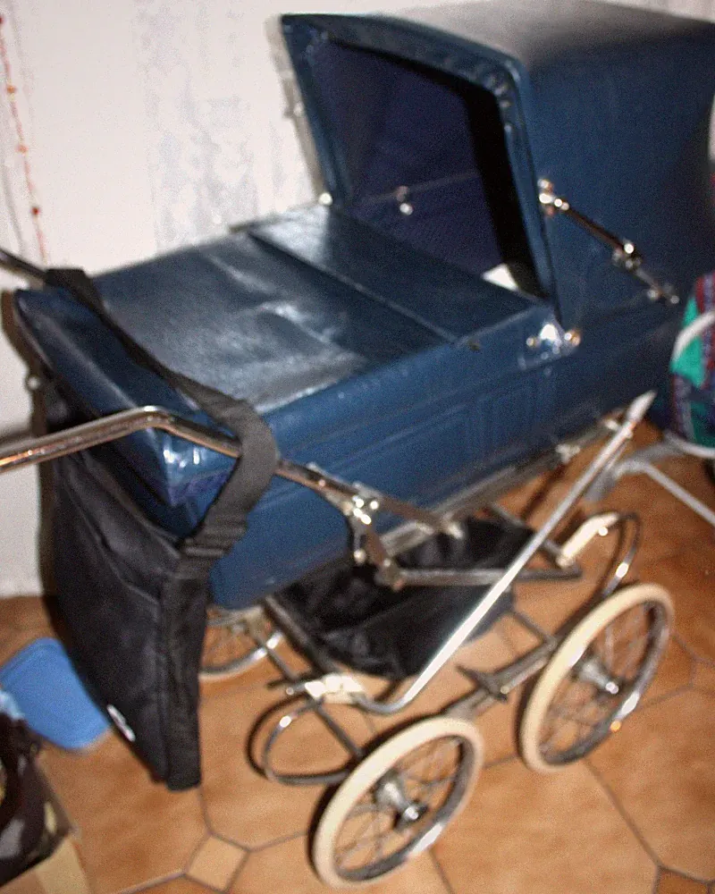 Kinderwagen aus den Jahr 1959-1962, blauem Leder, Oldtimer Kinderwagen