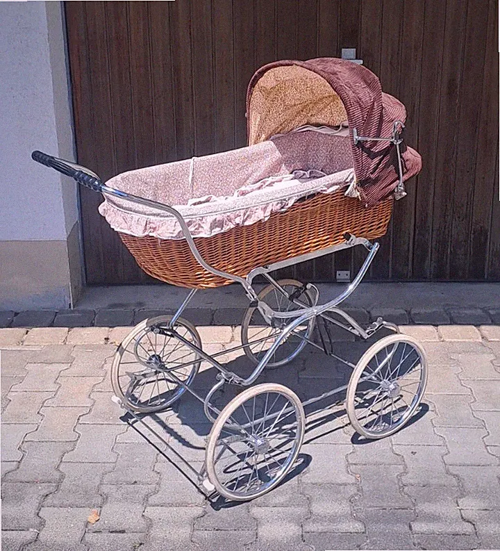 Kinderwagen aus Korbgeflecht mit Metallgestell & Stoffverdeck, Braun/Beige/Weiß