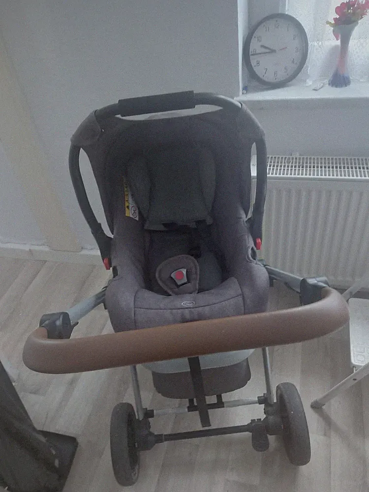 Kinderwagen Einsitzer mit Babyschale/Babysitz auf Fahrgestell Grau/Braun