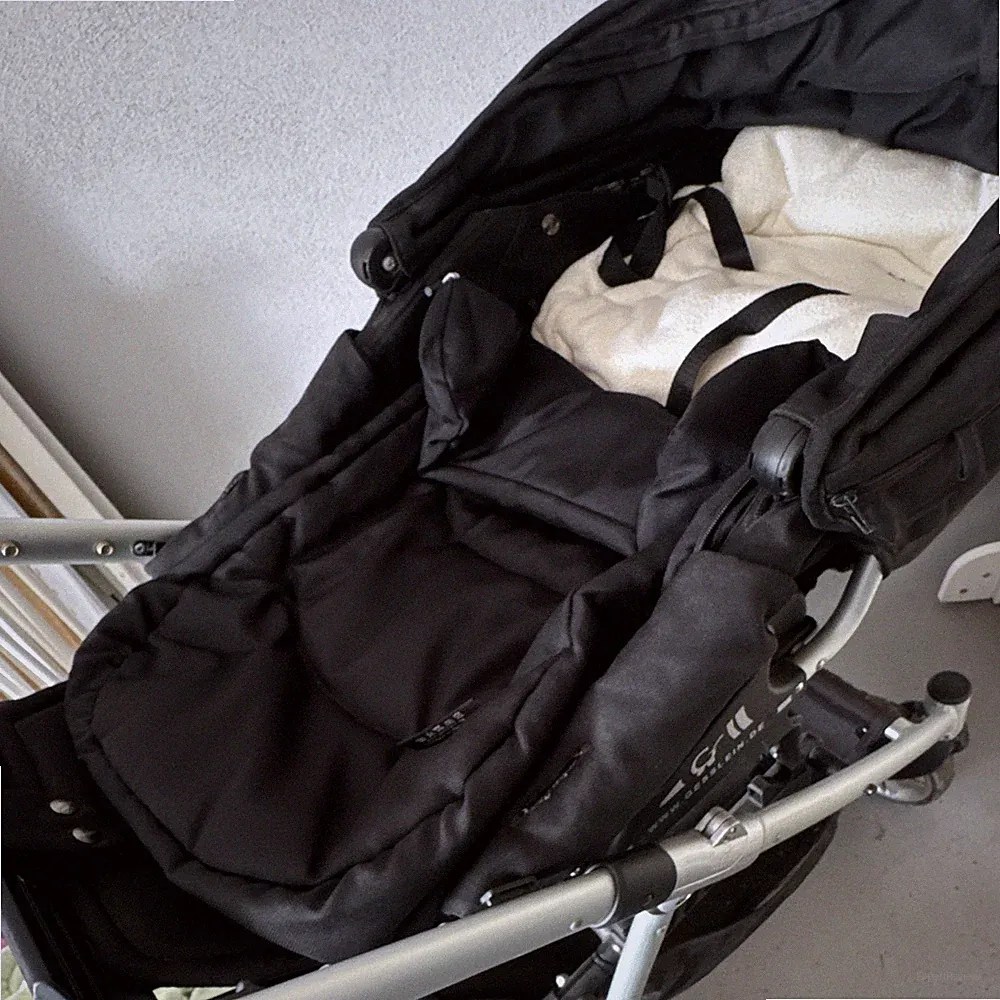 Kinderwagen Einsitzer schwarz mit silbernem Gestell, Sonnendach & Gurt
