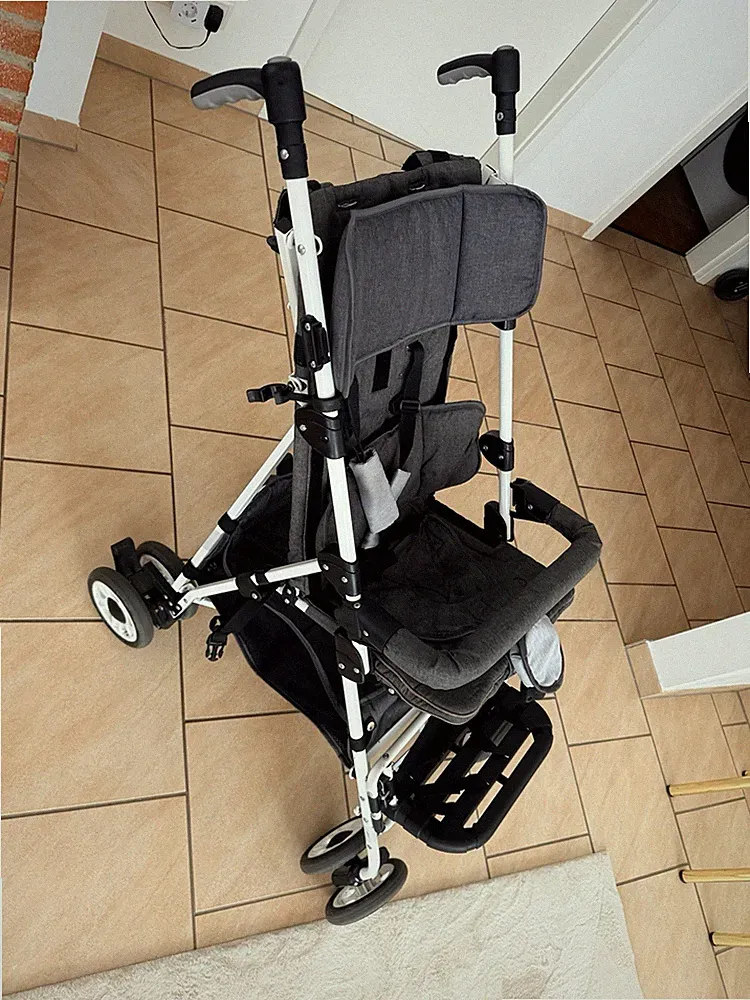 Kinderwagen für ein Kind mit besonderem Förderbedarf