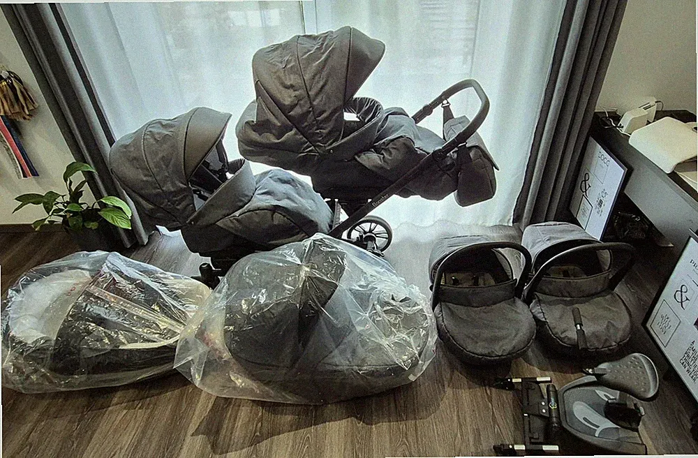 Kinderwagen für Zwilinge der Marke Kunert Boost mit sehr viel Zubehör.
