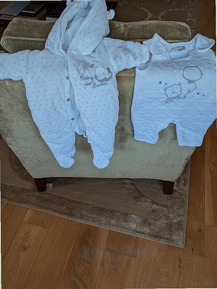 Kinderwagenanzug und Baby Grow