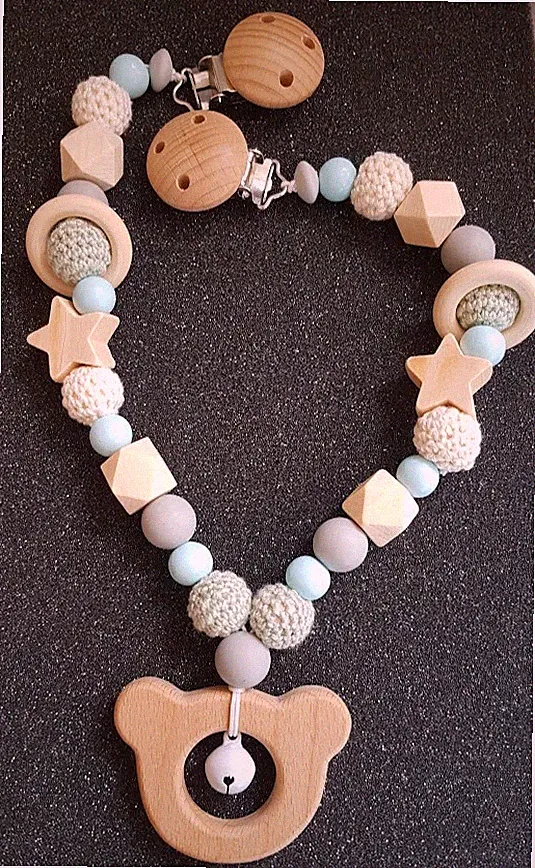 Kinderwagenkette mit Holzbärchen, Blau - beige, gehäckelt