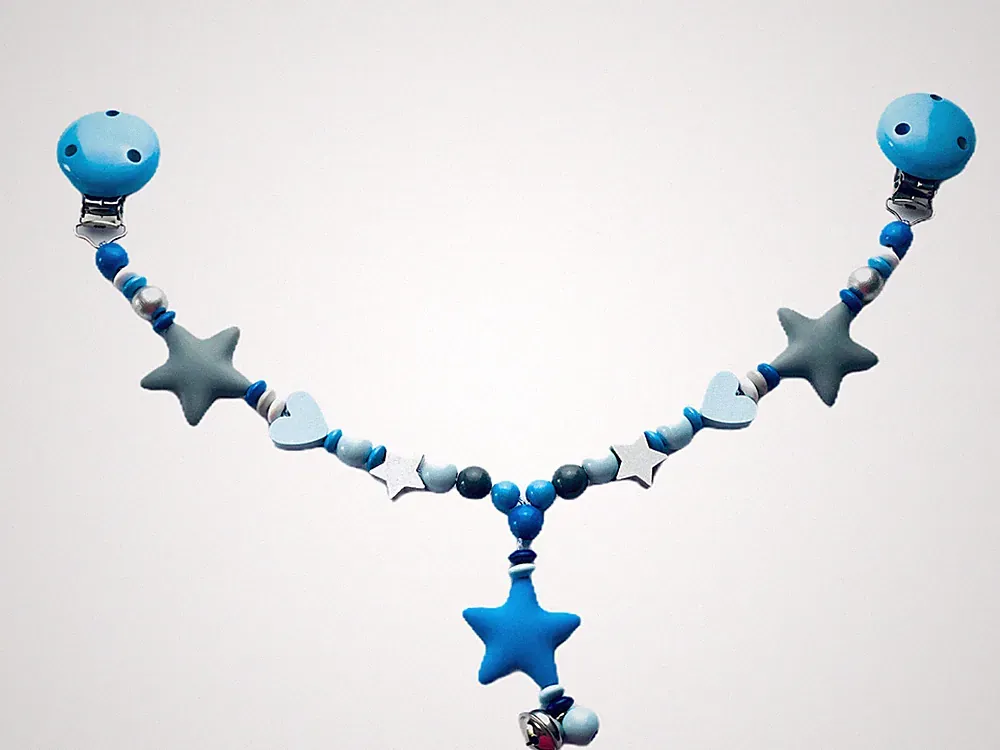 Kinderwagenkette mit Name, Geschenk zur Geburt, Holz, Glöckchen und Sterne