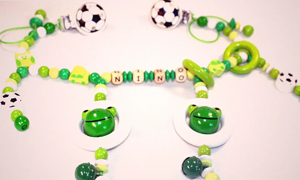 Kinderwagenkette mit Namen Fußball Frosch Wagenkette Baby Holz grün weiß Junge