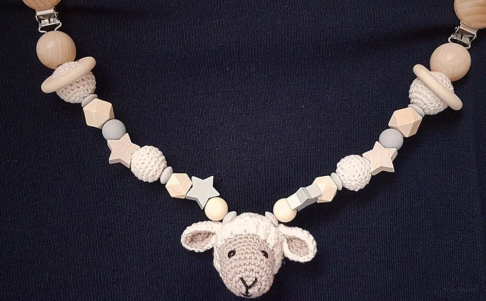 Kinderwagenkette mit Schäfchen, gehäckelt, weiß/grau