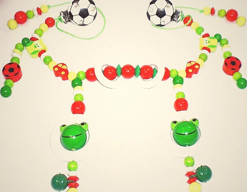 Kinderwagenkette ohne Namen Frosch Fußball Motorik Spielkette Junge grün rot