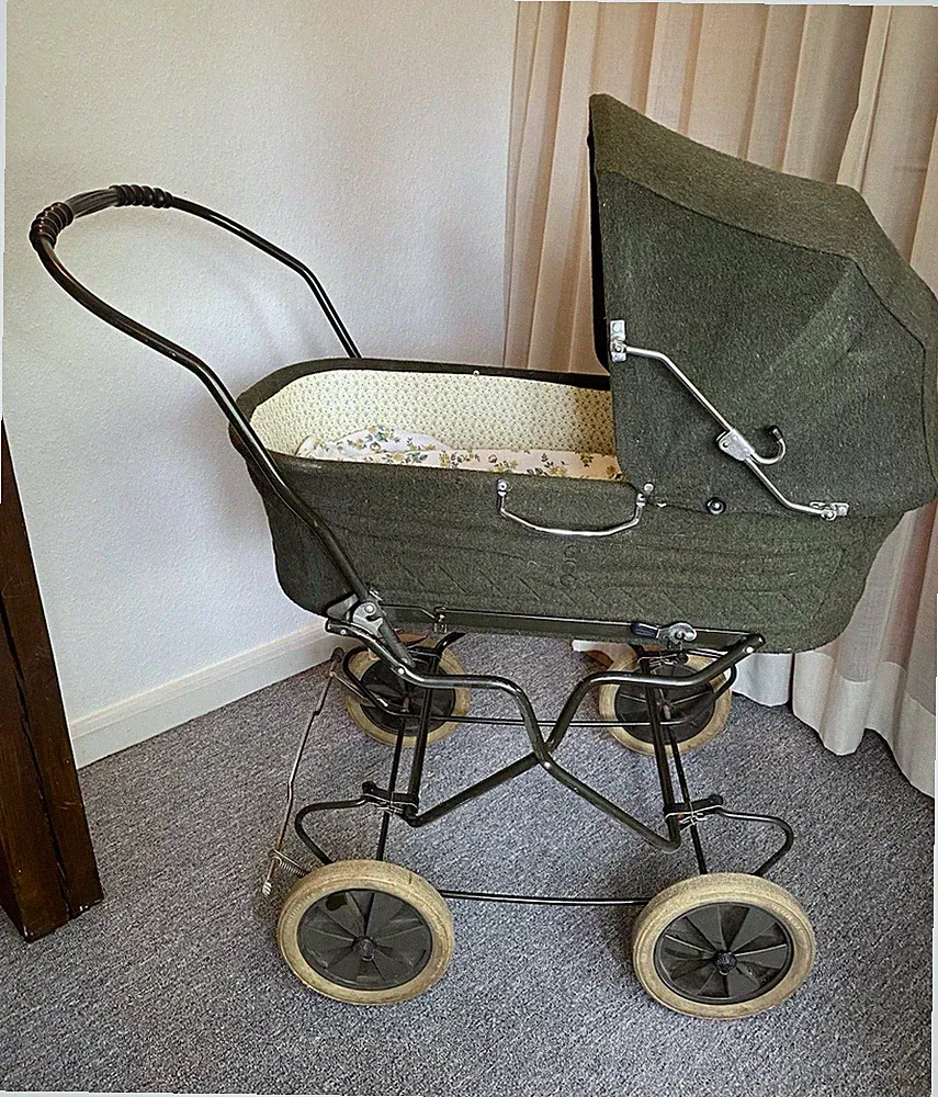 Klassischer Retro-Kinderwagen Lodenoptik Einsitzer mit Sonnendach für Säugling
