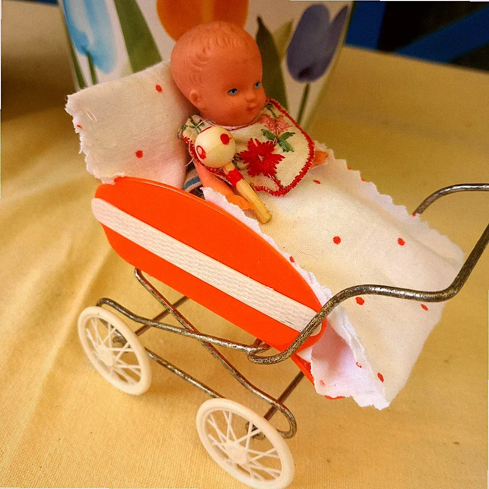 Kleiner Puppen-Kinderwagen KORBI Metall/Kunststoff, Püppchen, Kissengarnitur