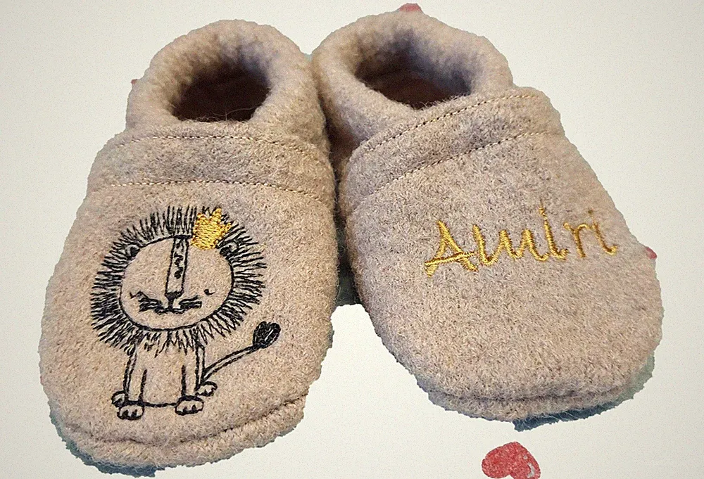 Krabbelschuhe Wollwalk Löwe mit Krone Wagenschuhe bestickt Baby Kind neu