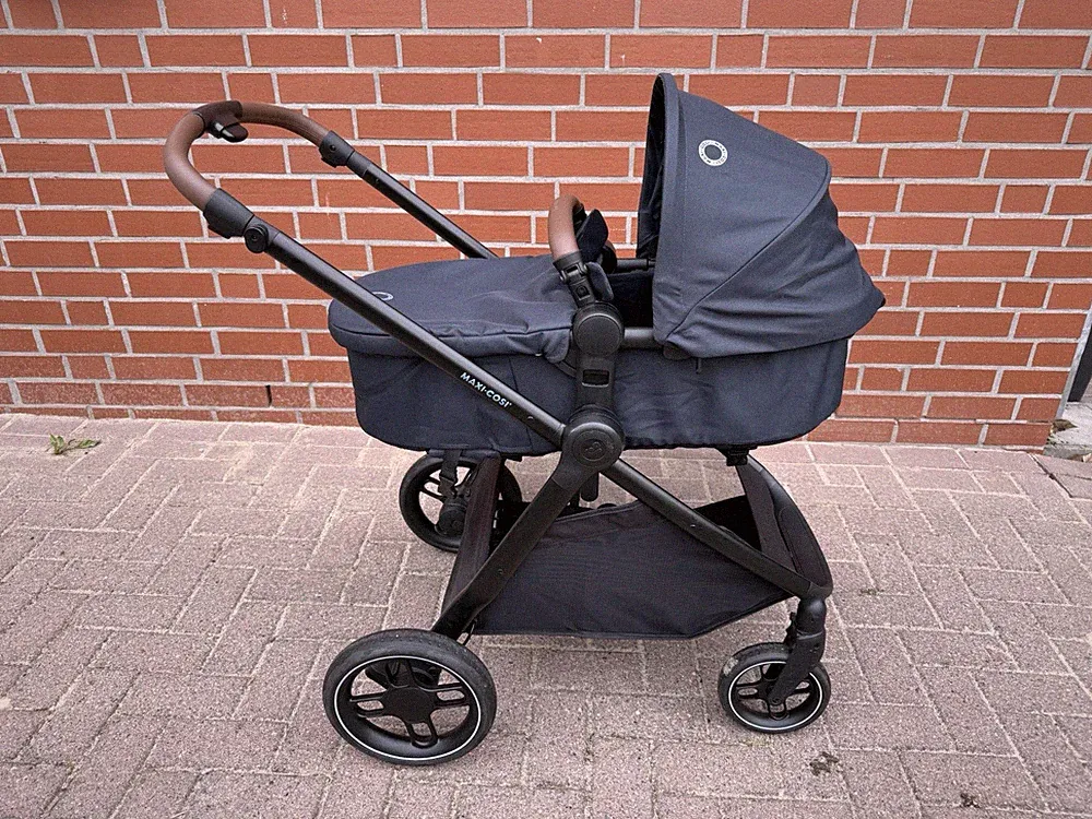 Maxi Cosi Zelia 3 Kinderwagen mit Winterfußsack und Handwärmer