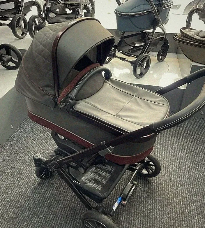 Mercedes Avantegude Kinderwagen in Turmalingrau mit Burgunder Detail Ausstellungsstück