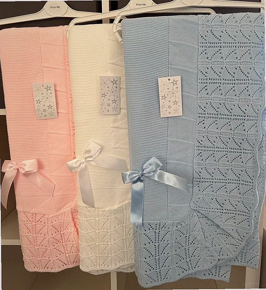 NEUGEBORENES STRICKSCHAL BABY MÄDCHEN JUNGE SPANISCH WEISS BLAU EMPFANG SCHLEIFE DECKE