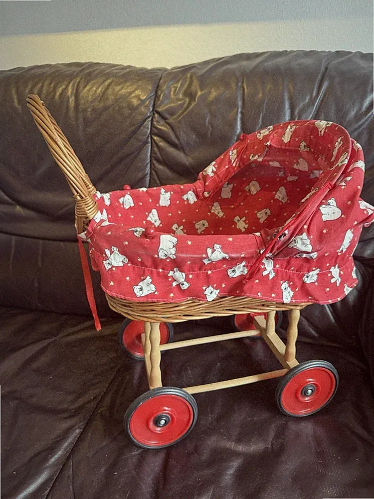 Nostalgischer Puppenwagen aus Weide – Rot mit Gänse-Muster 🧸✨