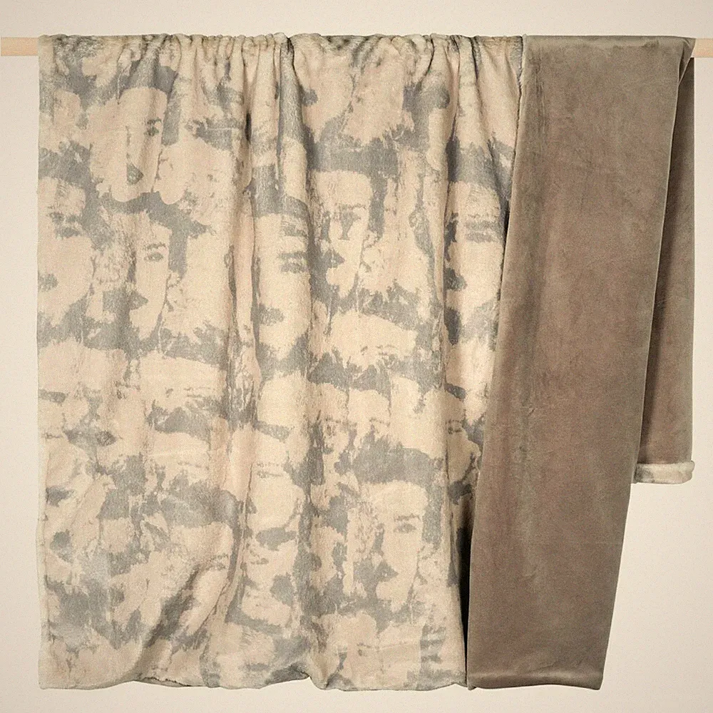 PAD Wohndecke Fashion beige 140 × 190 cm aus 100 % Polyester Kunstfell und Samt