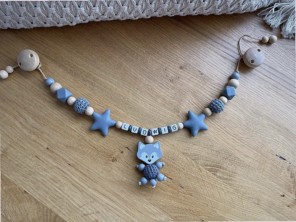 Personalisierte Kinderwagenkette mit Name LUDWIG Grau Beige Blau Holz Fuchs