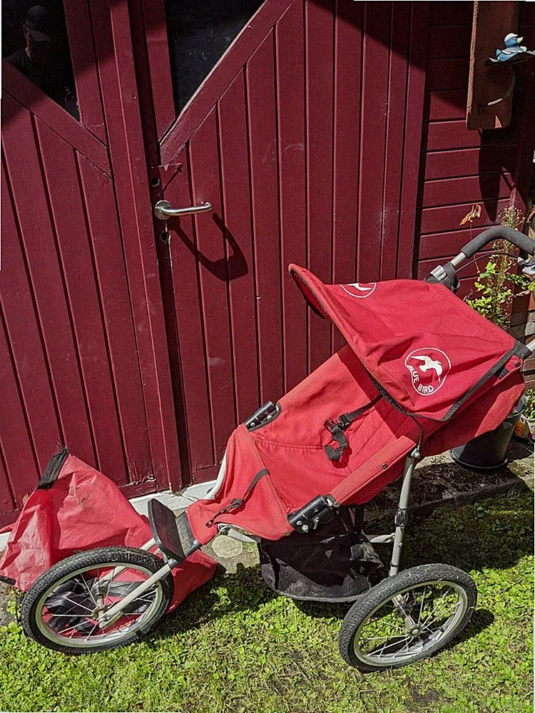 Roter Jogger-Kinderwagen der Marke Blue Bird mit Transporttasche