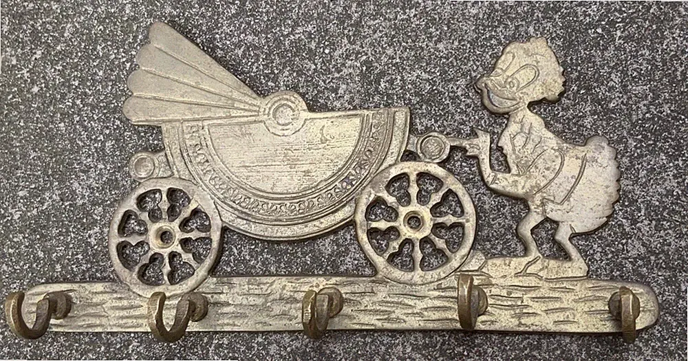 Skurriler Messing-Schlüsselhalter zur Wandmontage / Donald Duck schiebt einen Kinderwagen