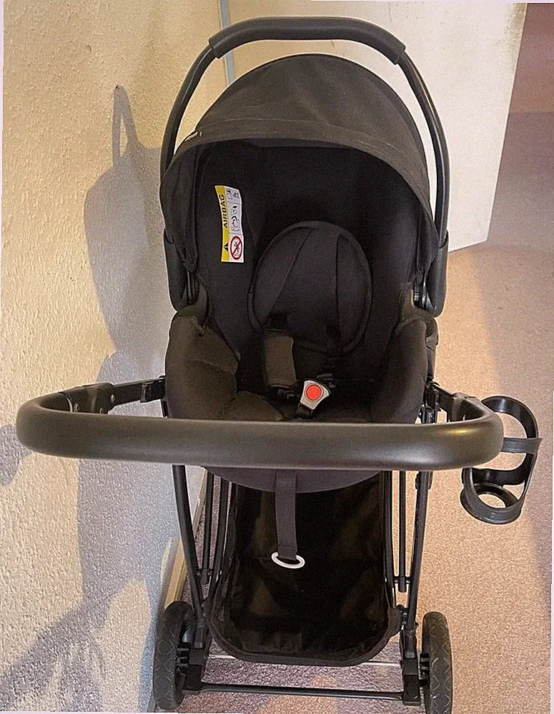 stroller 2 in 1 like new, only used for a few times no dent