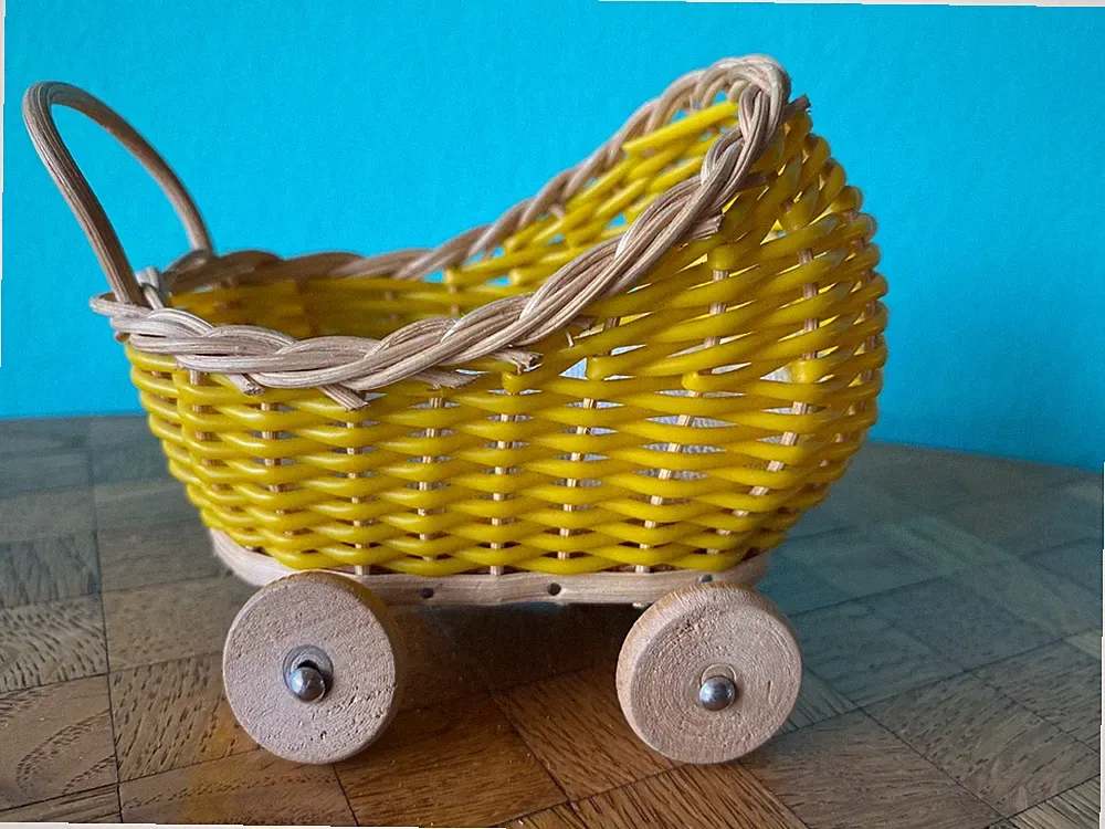 Stubenwagen Kinderwagen gelb großes Puppenhaus Puppenstube dollhouse bassinet