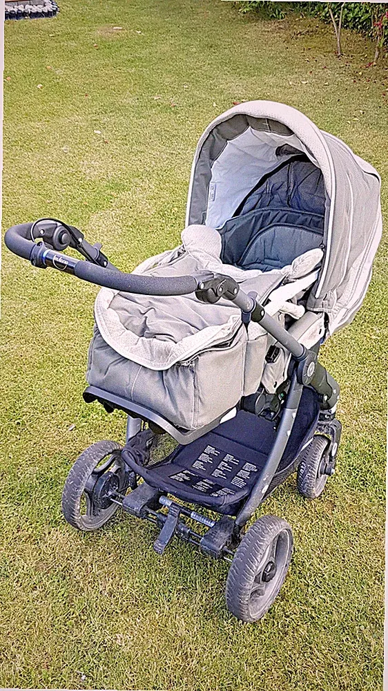 Teutonia Cosmo Kombi Kinderwagen mit Handbremse, super Zustand, viel Zubehör