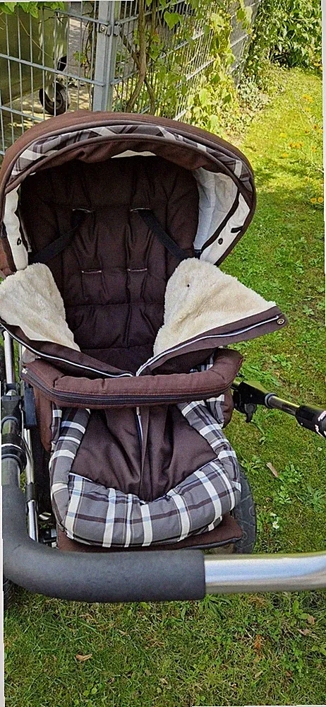 Verkaufen hier unseren Emaljunge Kinderwagen.