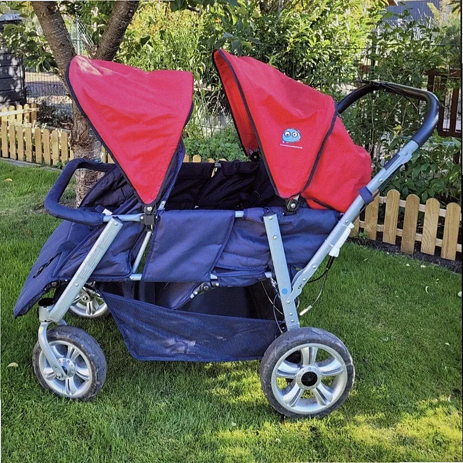 Viersitzer Kinderwagen rot/blau/silber mit 5-Punkt-Sicherheitsgurt & Sonnendach