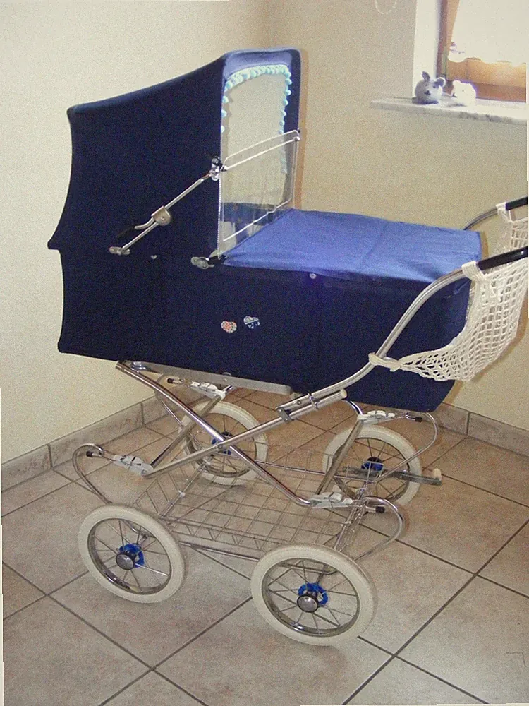 Vintage Kinderwagen mit sehr viel Zubehör BAUJ. 1974