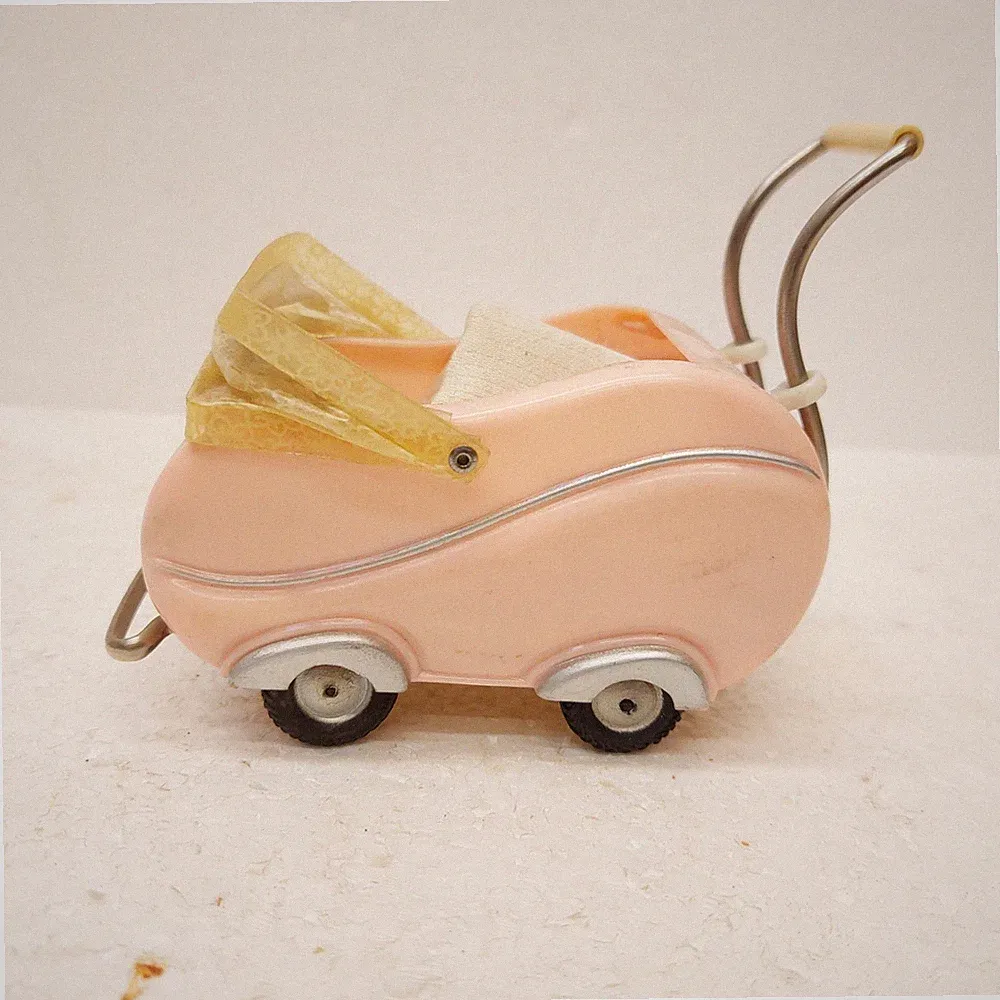 x-98981 Vintage Fiedler & Podey Kunststoff/Metall Puppenstuben Kinderwagen