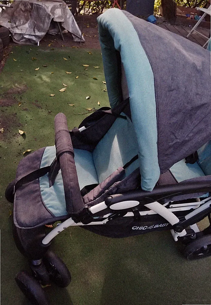 Zwillingskinderwagen für zwei Kinder zu verkaufen (Chic 4 Baby)